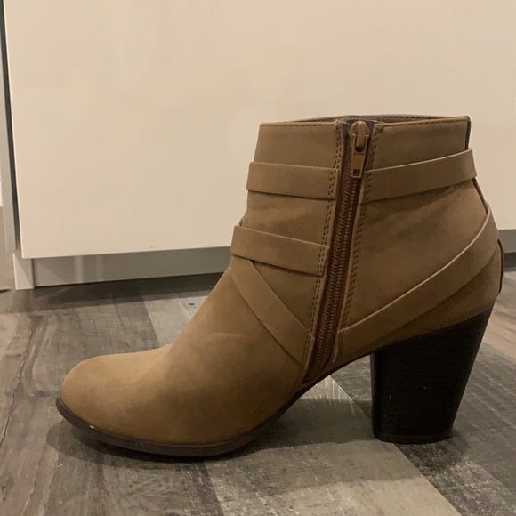 Women’s heeled boots, size 10. - Picture 5 of 9